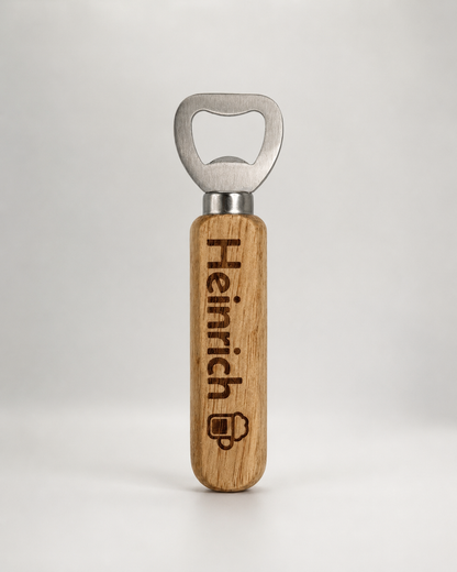 Personalisierter Holz-Flaschenöffner mit Gravur und Name als Geschenkidee
